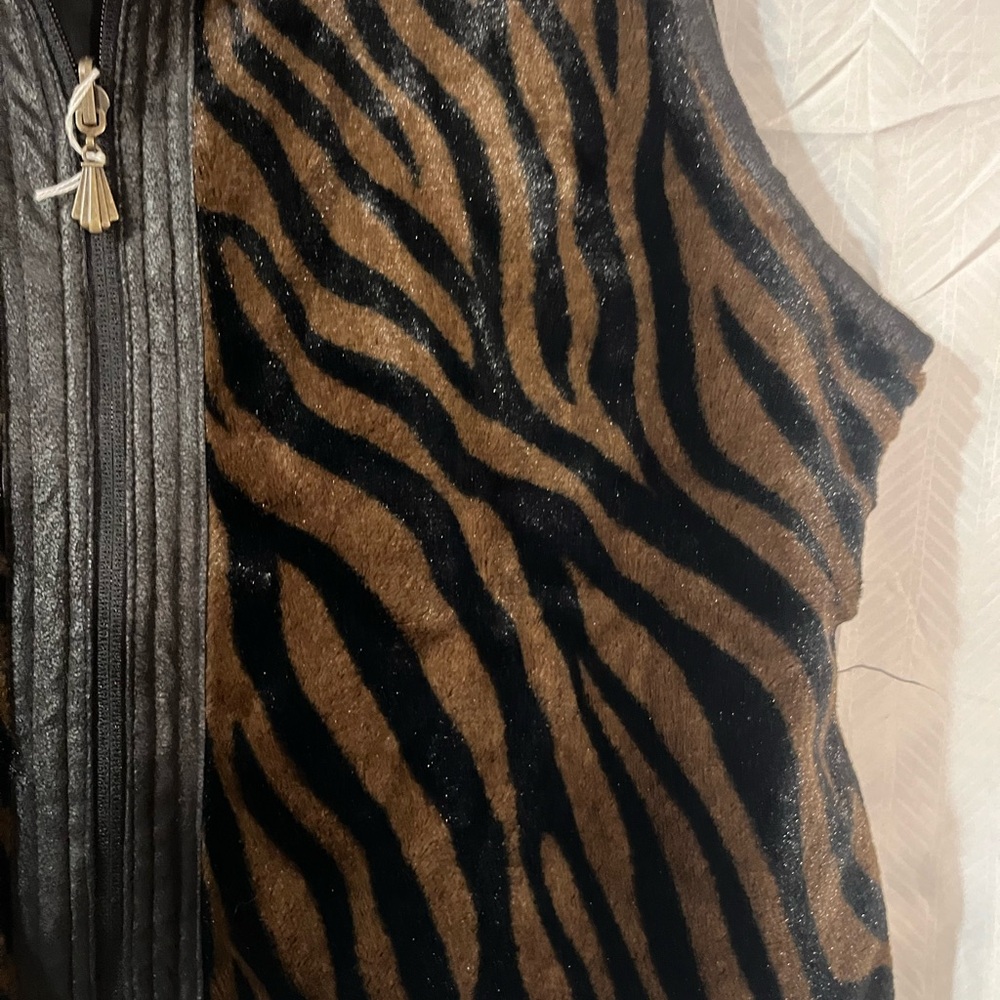 Women’s Animal print zipper front Vest. Size M
W3 - Picture 7 of 8